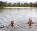 Simone Zahner und Johannes Häußler schwimmen auch im Winter im Horrheimer See.