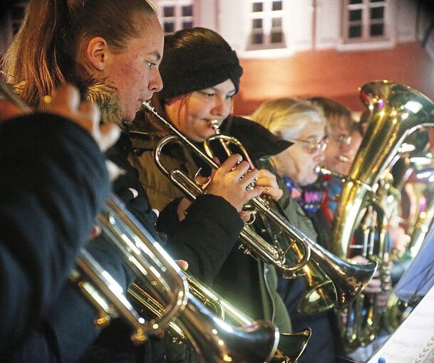 Der evangelische Posaunenchor sorgt für weihnachtliche Klänge auf dem Marktplatz.