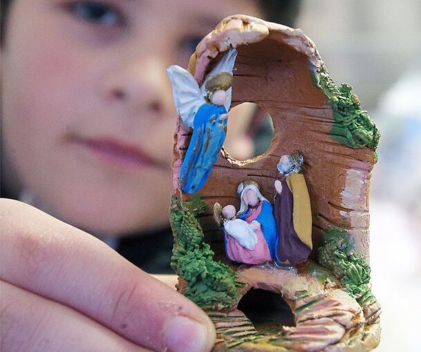 Von einer italienischen Nonne ist diese Minikrippe in einer Nussschale gebastelt worden.