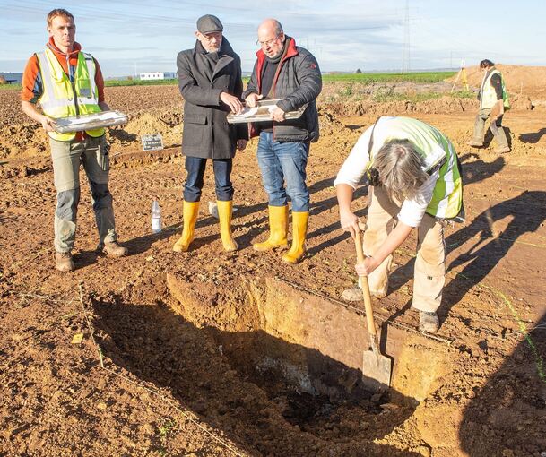 Joachim Kitzberger, Marco Schrickel und Dr. Jörg Bofinger (von links) unterhalten sich über die bei Freiberg gefundenen Scherben. Nicht auf dem Bild: Sascha Schmidt.