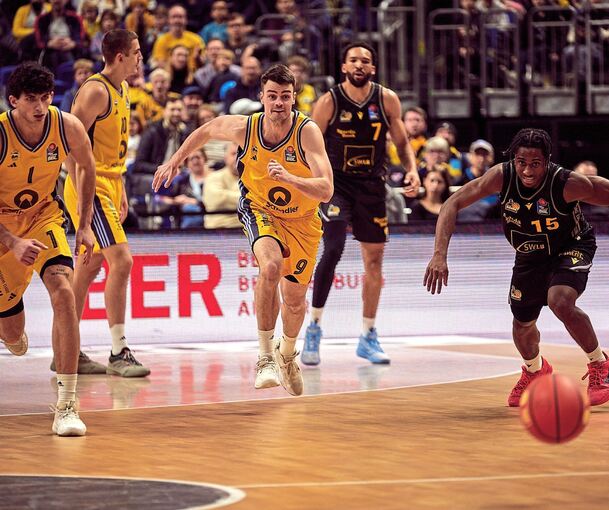 Gabriele Procida (links), Jonas Mattisseck (Mitte) und Ludwigsburgs Ezra Manjon jagen dem Ball hinterher.