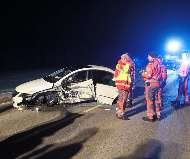 Der Passat des 25-Jährigen wird beim Frontalzusammenstoß schwer beschädigt.