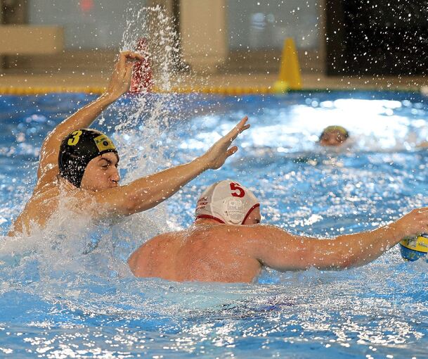 Ludwigsburgs Tobias Bauer (l.) verteidigt gegen Jan Rotermund.