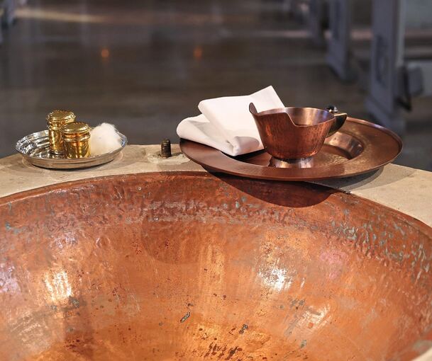 Wenn es die Umstände erlauben, darf jede Christin und jeder Christ taufen. Dass einzelne Bistümer das Sakrament der Taufe für Laien öffnen, ist neu.