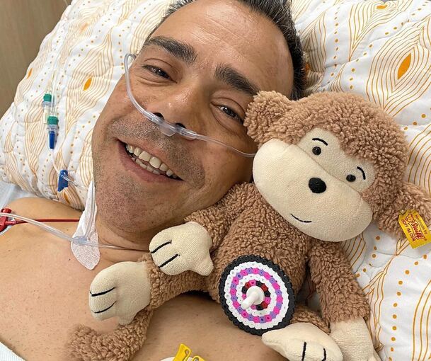 Simon Lipfert im Herbst in der Heidelberger Uniklinik mit einem Teddy, den sein fünfjähriger Sohn ihm mitgegeben hatte.