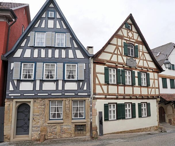 Nach dem Stadtbrand 1693 wurden Schillers Geburtshaus (rechts) und das Haus daneben auf den Überresten neu aufgebaut.