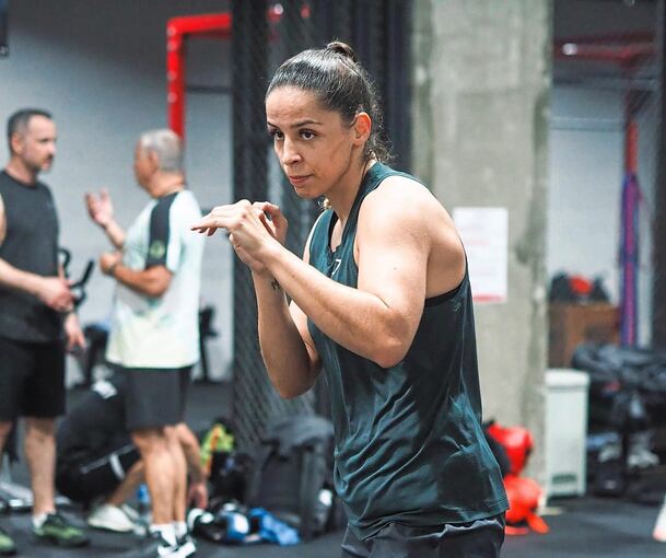 Boxerin Irina Schönberger feiert ihren zweiten Titel nach der Schwangerschaft.
