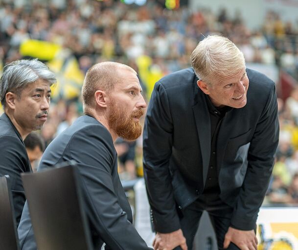 Eingespieltes Trio: Co-Trainer Lars Masell (M.) mit John Patrick (r.) und Kenji Sato.