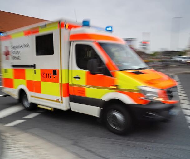 Ein Rettungsdienst brachte den 58-Jährigen ins Krankenhaus. Symbolbild: Nicolas Armer/dpa