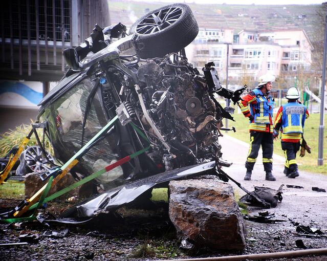 Der Audi durchbrach das Brückengeländer. Foto: Alfred Drossel