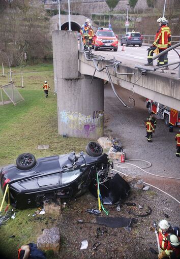 Die Bergung des zerstörten Autos dauerte bis am späten Nachmittag.