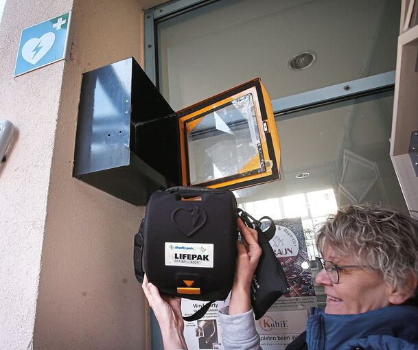 Er ist rund um die Uhr greifbar: der Defibrillator an der Wand des Erligheimer Rathauses.