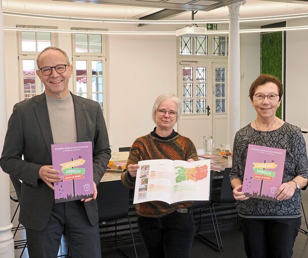 Das Evangelische Stadtmagazin präsentieren Dekan Michael Werner, Christina Hörnig und Margarete Rössle (von links).