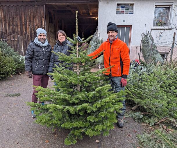 Seit zwei Jahrzehnten holen Susanne und Lars Priemer aus Nordheim ihren Weihnachtsbaum in Prevorst. Ungewöhnlich sei diesmal gewesen, dass es schon bei der ersten Station geklappt hat. Bei Tobias Wolf, Juniorchef vom Forstbetrieb Paul Wolf, sind sie