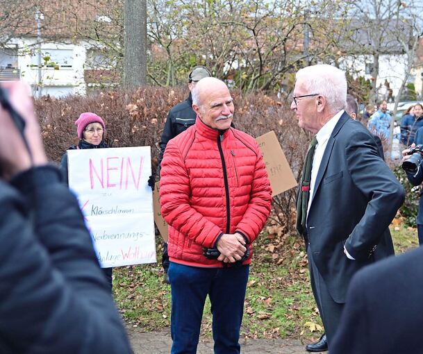 BI-Sprecher Rudi Ringwald (links) im Gespräch mit Ministerpräsident Winfried Kretschmann.
