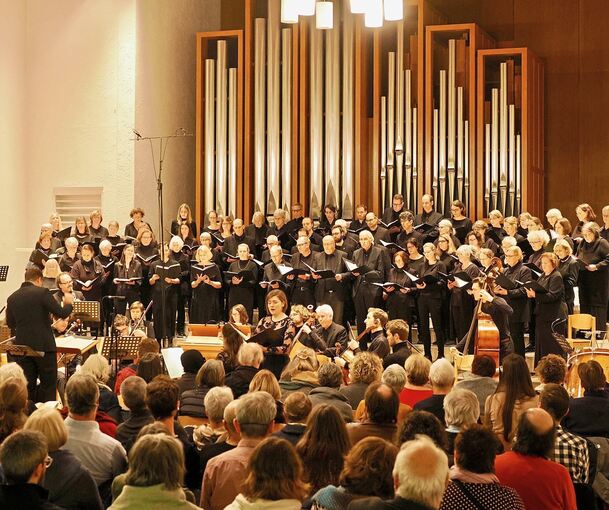 Der Publikumszuspruch in der Kirche der Karlshöhe ist bei der deutschen Erstaufführung enorm.