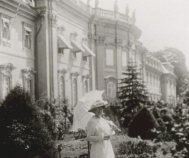 Olga von Württemberg (1876-1932) spaziert vor ihrer Wohnung (dort, wo die Markisen sind) im Südgarten des Schlosses.