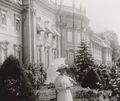 Olga von Württemberg (1876-1932) spaziert vor ihrer Wohnung (dort, wo die Markisen sind) im Südgarten des Schlosses.