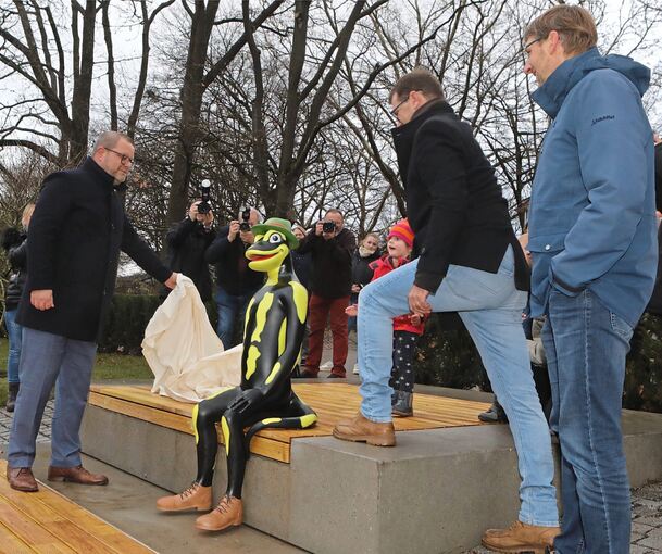 Die Lurchi-Figur bei der Einweihung, bevor sie zerstört wurde.