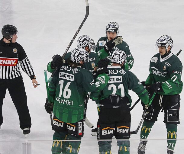 Bietigheims Verteidiger Sören Sturm (Nummer 21) nimmt nach seinem Tor zum 1:0 die Glückwünsche seiner Mitstreiter entgegen.