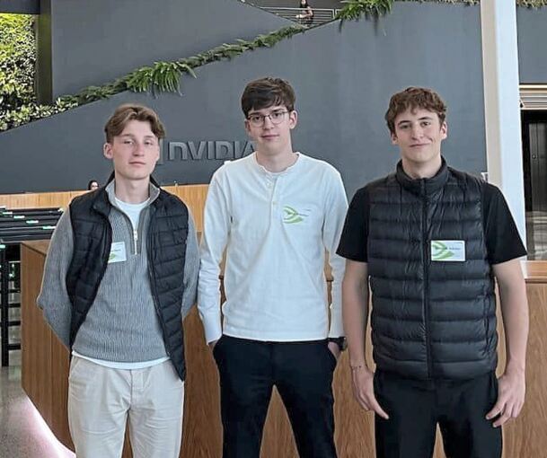 Ferdinand Horn (links), Julian Schenker (mitte) und Dominik Schuler in der Nvidia Zentrale.