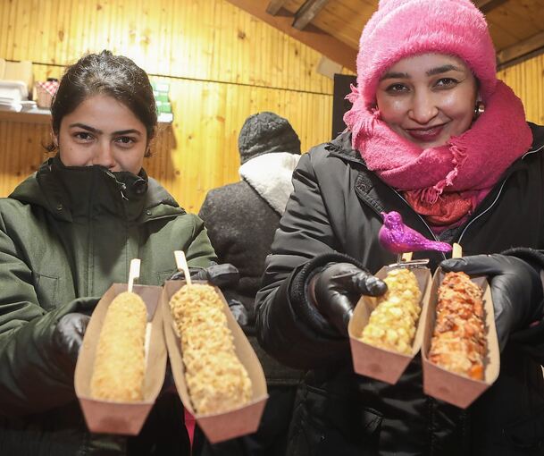 Corndogs heißen die Würste, die mit Paniermehl umhüllt und frittiert sind.