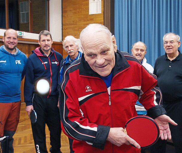 Ralph-Eric Lorenz im Kreise seiner Mitspieler in der Mundelsheimer TV-Halle.