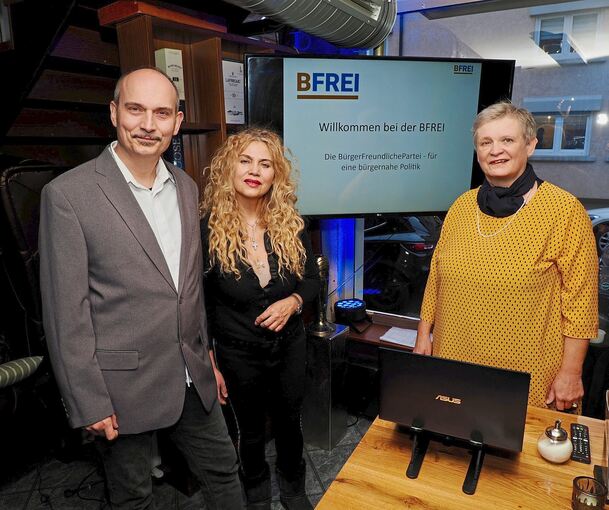 Die Bürgerfreundliche Partei mit (v.l.) Asterios Raptis, Anastasia Raptou und Heike Wolff ist noch im Registrierungsprozess. Es fehlt Andreas Palmbach.