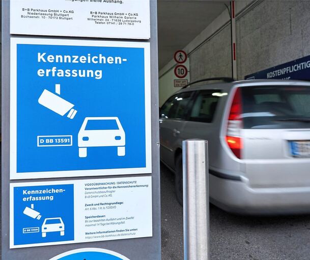 Schon an der Auffahrt zu den Parkplätzen werden die Nutzer auf das Prinzip der Kennzeichenerfassung aufmerksam gemacht.