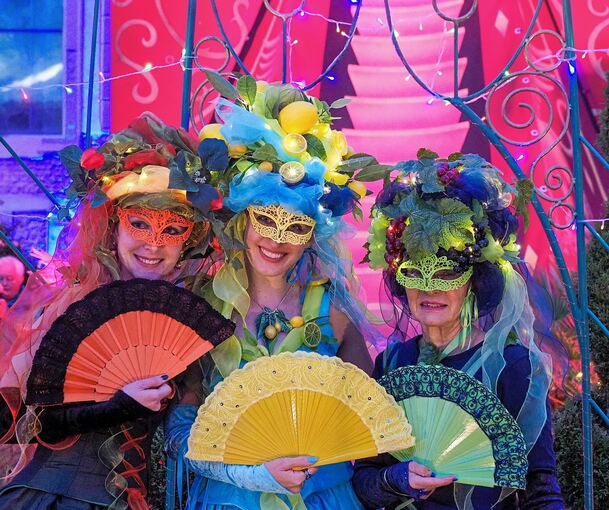 Schönheiten im Ornat: Bei der Venezianischen Messe ging es dieses Jahr ungezwungener zu.