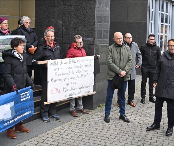 Regierungspräsidentin Susanne Bay (rechts) hat die Demonstranten vor ihrer Behörde getroffen.