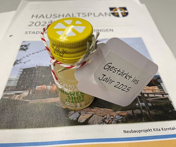 Kleine Fläschchen eines Ingwer-Getränks gab es anlässlich der Einbringung des Etatentwurfs.