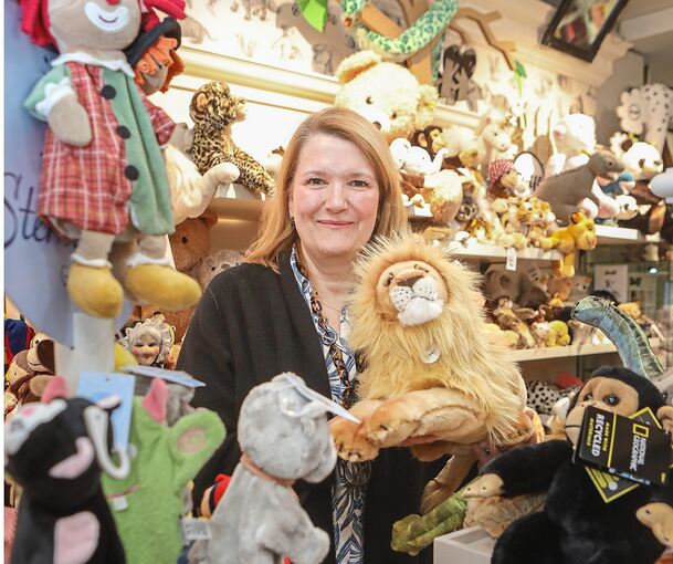Silke Zinthäfner führt eines der letzten Spielwarengeschäfte in der Region. Sie und ihre Mitarbeiter wissen, worüber Kinder sich freuen.