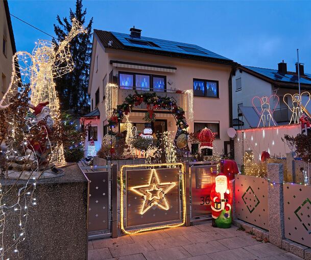 Nur von außen betrachten kann man das Weihnachtshaus in Möglingen – doch auch von der Münchinger Straße aus gibt es viel zu sehen.