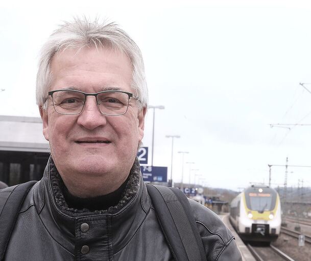 Der scheidende VVS-Chef Thomas Hachenberger am Bahnhof seiner Heimatstadt Vaihingen: Im Ruhestand will er jetzt von hier aus das Schweizer Bahnnetz erkunden.