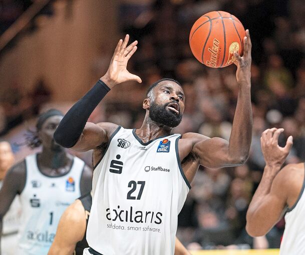 Eddy Edigin in Aktion. Der 29 Jahre alte Center kehrt am Sonntagnachmittag im Trikot der Niners Chemnitz nach Ludwigsburg zurück.