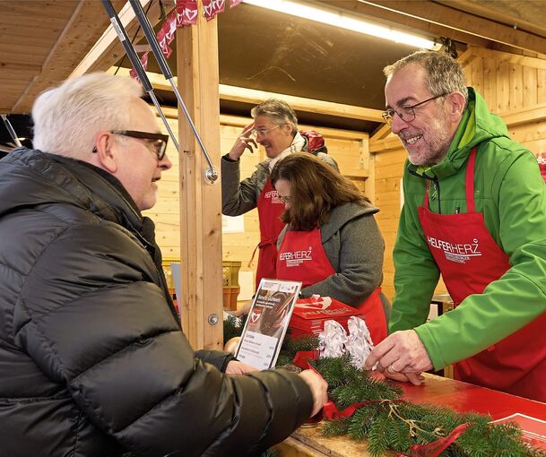 Volker Kugel begrüßt Michael Wiest.