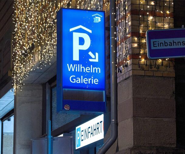 Asperger Straße: Vor dem Parkhaus der Wilhelmgalerie ist zwischen 18 und 20 Uhr kein Durchkommen mehr. Die Warteschlange zieht sich über die Kreuzung.
