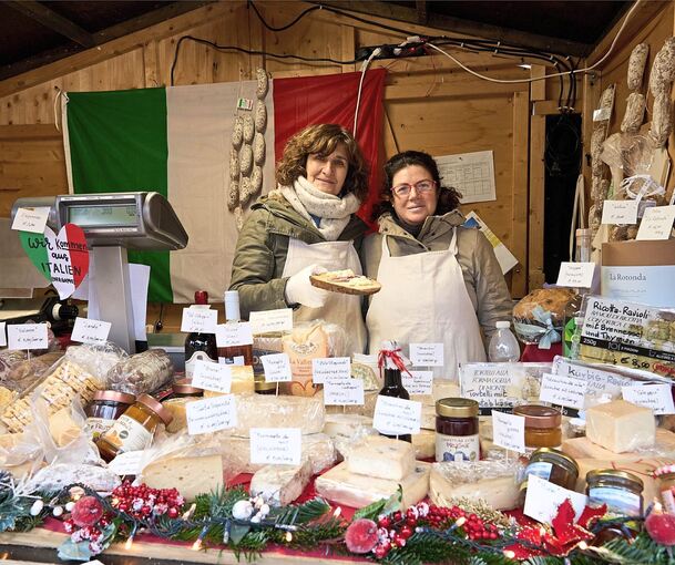 Cinzia Rigamonti (links) und Monica Zenoni haben aus ihrer Heimat Bergamo eine große Auswahl an Spezialitäten mitgebracht.