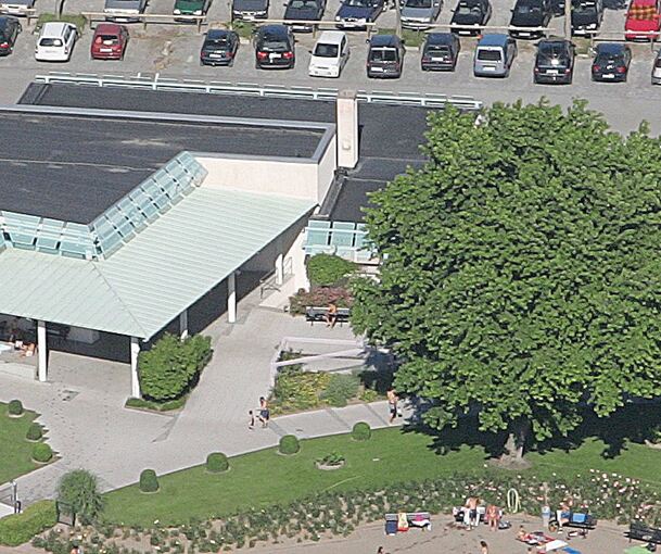 Auf die Dächer des Mineralfreibades können jetzt Solarmodule gebaut werden.