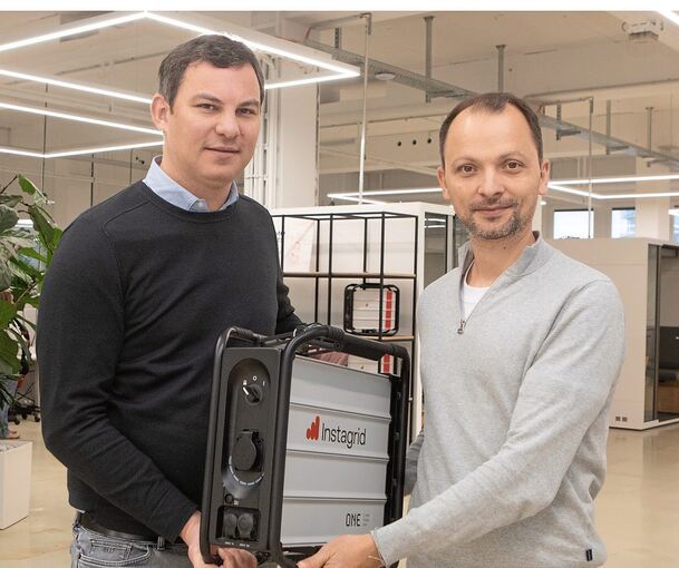Wiegt etwa 20 Kilo: Sebastian Berning (links) und Andreas Sedlmayr präsentieren ihr tragbares und umweltfreundliches 230-Volt-Batterieaggregat. Damit wollen sie nun den US-Markt erobern.