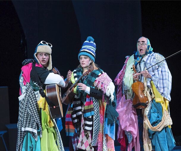 Märchenhaft überspitzte Kostüme: „Pünktchen und Anton“ am Schauspiel Stuttgart.
