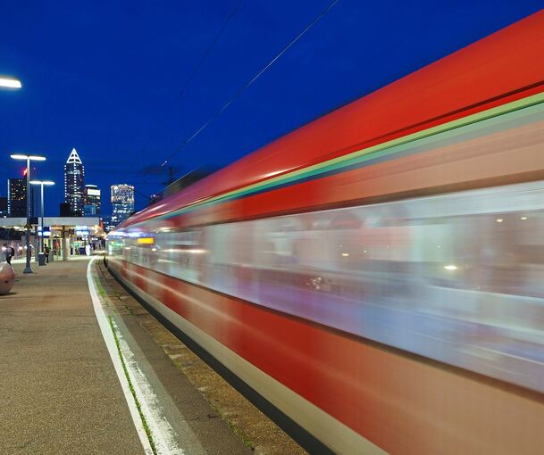 Ein Unbekannter öffnete seine Hose und berührte sich vor einer 17-Jährigen in der S-Bahn. Nun ermittelt die Bundespolizei. Ein Unbekannter öffnete seine Hose und berührte sich vor einer 17-Jährigen in der S-Bahn. Nun ermittelt die Bundespolizei.