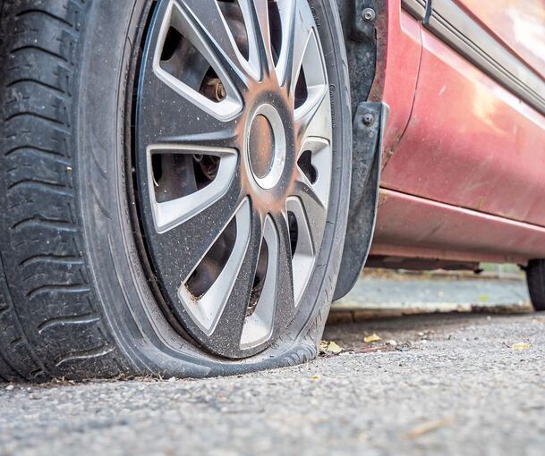 In Marbach wurden bei einem Auto alle vier Reifen zerstört. In Marbach wurden bei einem Auto alle vier Reifen zerstört.
