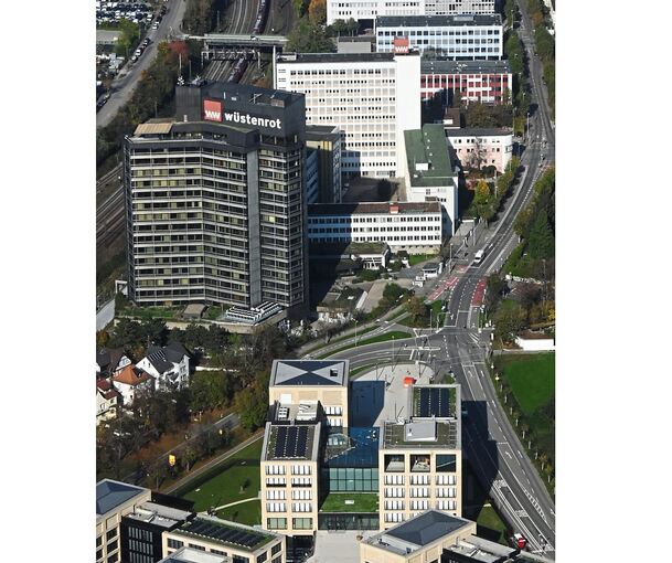 Das mehr oder weniger verlassene Wüstenrot-Areal an der Bahnlinie in der Südstadt (im Vordergrund der neue W&W-Campus auf Kornwestheimer Gebiet). Der markante Turm auf 72 Metern sowie das weiße Gebäude hinten (die „Scheibe“ mit W&W-Logo) bleiben steh