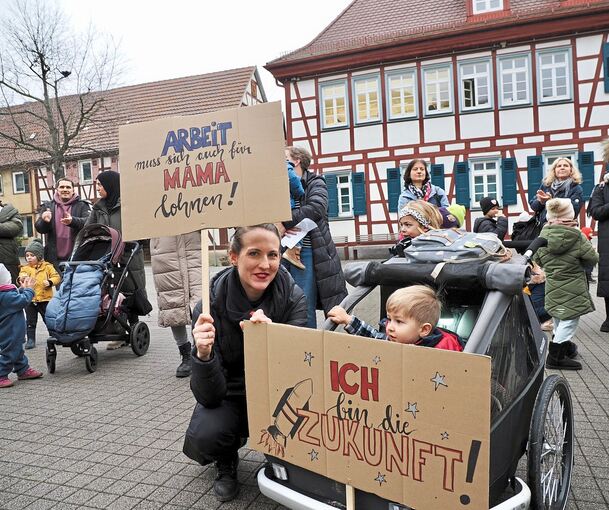Eltern protestiereten mit ihren Kindern gegen die Gebührenerhöhung.
