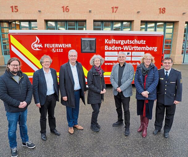 Im Hof der Feuerwehr Ludwigsburg (v.l.): Benjamin Zech, Rupert Schaab, Dietmar Allgaier, Ursula Hartwieg, Arne Braun, Carmen Kschonsek und Andy Dorroch.