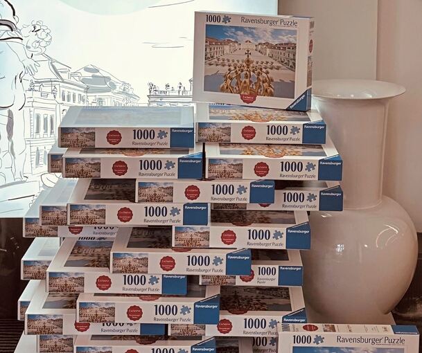Das Puzzle zeigt den Ehrenhof, mit markanter Königskrone im Vordergrund.