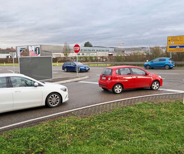 Wer von Murr aus auf die L1100 einfährt, überblickt die Verkehrslage nun erst, wenn er am Sichtschutz vorbei ist und an der Linie hält.