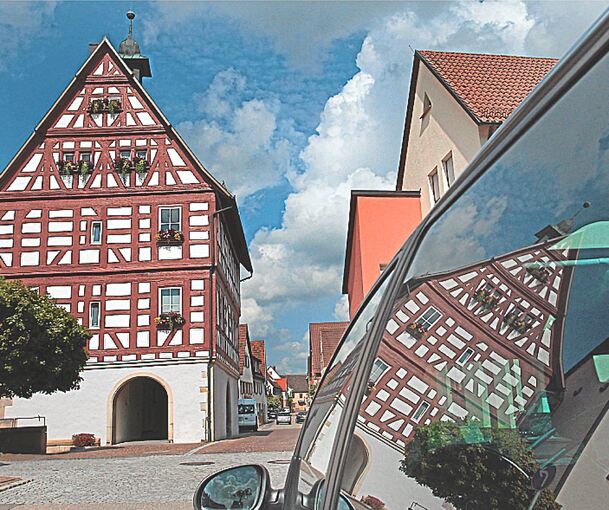 Auf dem Parkplatz beim Rathaus findet ein Markt statt. Auf dem Parkplatz beim Rathaus findet ein Markt statt.